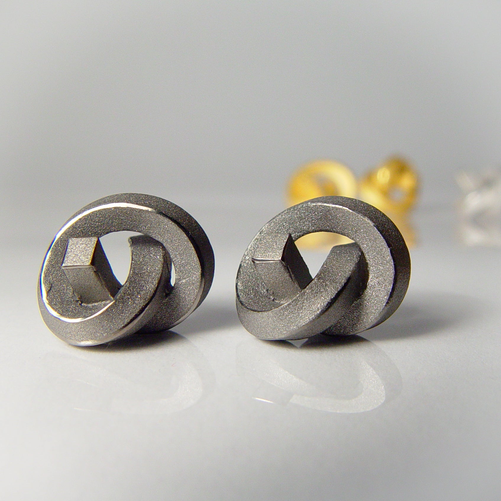 Ohrstecker Knoten kantig groß